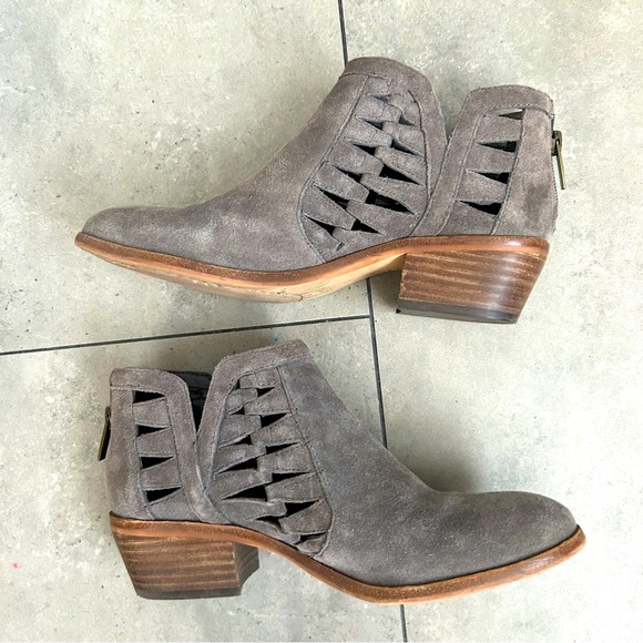 Vince Camuto Peera Gray Suede Cut Out Bootie 6.5M - Picture 1 of 11